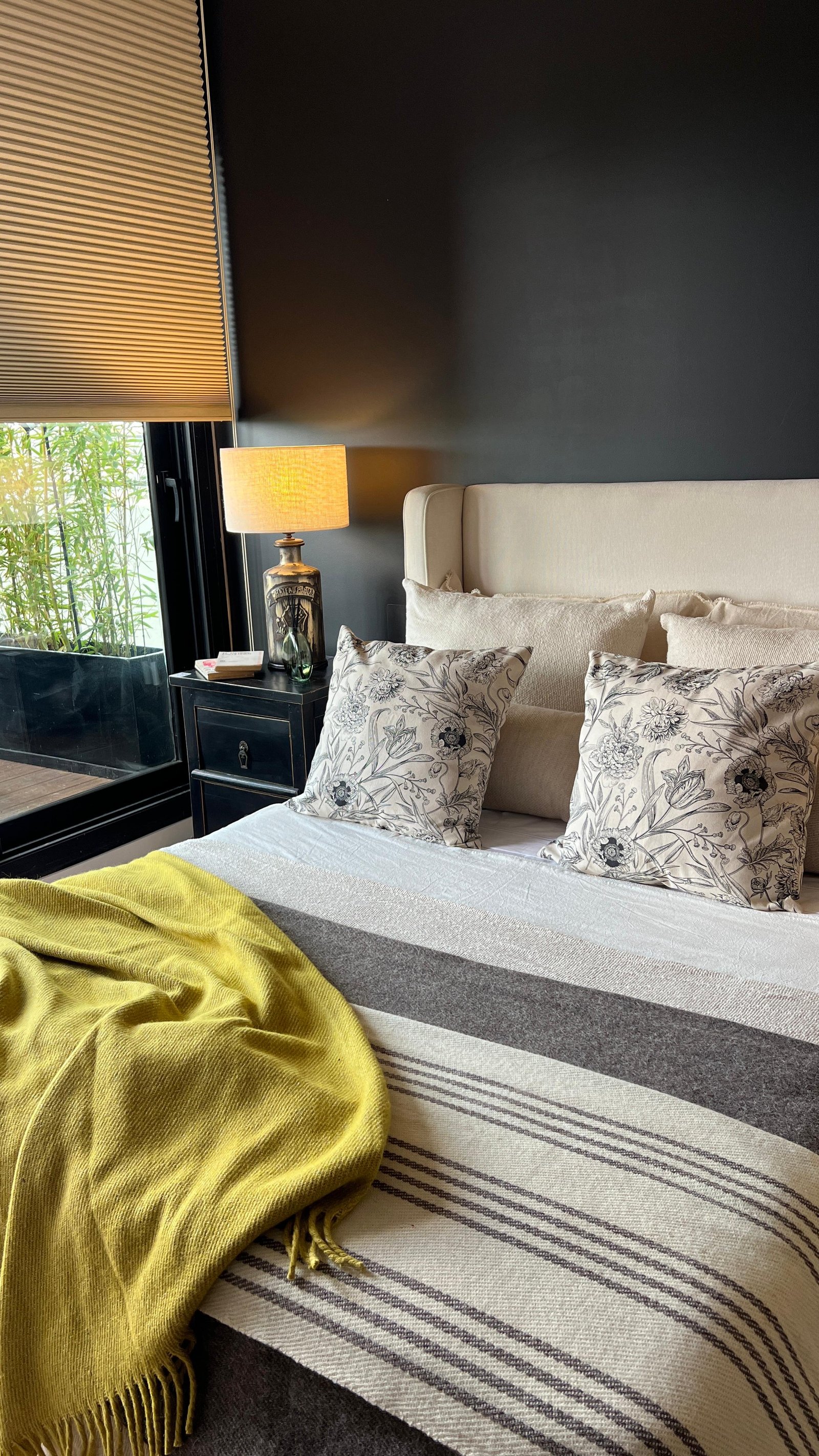 Dormitorio moderno con cama neutra, almohadones y manta amarilla — proyecto EXPERIENCIA LIVING 26, por DESDE ASIA, en Cam. de los Remeros 1585